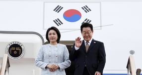 이재명 대통령이 17일 오전 김혜경 여사와 수행 참모진과 함께 경기 성남시 서울공항을 통해 아랍에미리트로 출국했다. 사진은 17일 남아공 G20 정상회의에 참석하는 이재명 대통령과 김혜경 여사가 경기 성남시 서울공항에서 공군 1호기에 탑승해 인사를 하고 있는 모습.  /사진=뉴시스