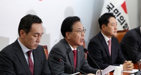 송언석 국민의힘 원내대표가 17일 서울 여의도 국회에서 열린 최고위원회의에서 &quot;지금 공개한 팩트시트 내용만으로는 이번 합의가 국익에 실질적으로 어떠한 도움이 되는지 국민들이 알기 어렵다&quot;고 밝혔다. 사진은 17일 송언석 국민의힘 원내대표가 서울 여의도 국회에서 열린 최고위원회의에서 발언하고 있는 모습. /사진=뉴시스