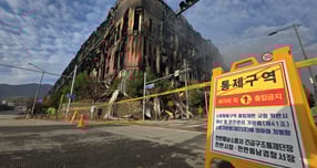 이랜드패션이 천안 물류센터 화재 이후 영업 정상화를 위해 전사적인 대응에 나섰다. 사진은 지난 16일 충남 천안 동남구 이랜드패션 물류센터 화재 현장 주변에 설치된 출입 금지 표지판. /사진=뉴스1 이시우 기자