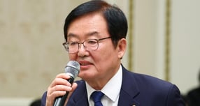 문인 광주 북구청장이 여성 간부 공무원을 백댄서로 세웠다는 논란에 대해 직접 사과했다. 사진은 지난 12일 문 청장이 청와대 영빈관에서 열린 이재명 대통령 주재 시장·군수·구청장 초청 국정설명회에서 정책 건의를 하고 있는 모습. /사진=뉴시스(대통령실통신사진기자단)