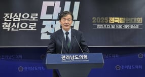 조국 조국혁신당 당대표 후보가 &quot;한국 정치의 코뿔소가 되겠다&quot;며 &quot;지방 정부 곳곳에 숨어있는 내란 극우세력을 뿌리 뽑겠다&quot;고 말했다. 사진은 17일 조 후보가 전남 무안군 전남도의회에서 기자회견을 하고 있는 모습. /사진=뉴스