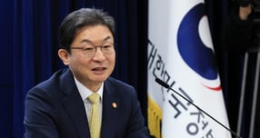  이억원 금융위원회 위원장이 12일 오전 서울 종로구 정부서울청사에서 열린 정례 기자간담회에서 발언을 하고 있다./사진=뉴스