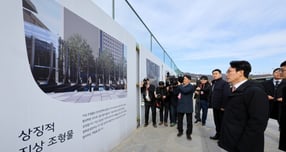 김민석 국무총리가 감사의 정원 사업과 관련해 법적·절차적 문제가 없는지 확인하겠다고 제동을 걸었다. 사진은 17일 김 총리가 서울 종로구 광화문광장에 설치되는 감사의 정원 공사현장을 방문한 모습. /사진=뉴스