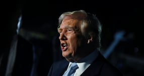 도널드 트럼프 미국 대통령이 미 공화당 의원들에게 미 하원에서 진행 예정인 성범죄자 제프리 엡스타인 기록 공개 법안 표결에 찬성표를 던지라고 전했다. 사진은 트럼프 대통령이 지난 16일(현지시각) 미국 플로리다주 웨스트 팜비치 국제공항에서 워싱턴D.C로 향하는 전용기에 탑승하기 전 기자들을 만나 대화한 모습. /사진=로이터