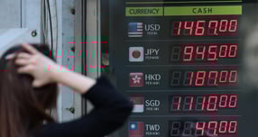 원달러 환율 1400원 시대가 사실상 일상화 했다. 사진은 원·달러 환율이 고공행진을 이어가는 가운데 16일 오후 서울 중구 명동거리의 환전소에서 외국인들이 환전을 하고 있는 모습./사진=뉴스