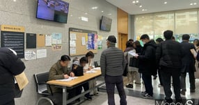 정부의 10·15 부동산 대책 이후 실거주 의무가 없고, 갭투자가 가능한 경매시장으로 관심이 쏠리고 있다. 이 같은 상황은 당분간 지속될 것으로 전망된다. 사진은 17일 오전 서울동부지방법원 법정동 101호 앞에서 경매를 기다리고 있는 사람들. /사진=최성원 기자