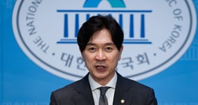 국민의힘이 이재명 정부의 10·15 부동산대책에 대해 &quot;자산 양극화와 지역 간 가격 왜곡이 심화되고 있다&quot;고 철회를 촉구했다. 사진은 17일 박성훈 수석대변인이 서울 여의도 국회 소통관에서 논평을 하고 있는 모습. /사진=뉴스