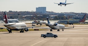연방정부 셧다운(업무 일시 중단) 기간에 미 연방항공청(FAA)이 시행한 40개 주요 공항 운항 제한 조치가 전면 해제됐다. 사진은 지난 11일(현지시각) 미국 버지니아주 알링턴 로널드 레이건 워싱턴 공항에 비행기가 접근 중인 모습. /사진=로이터  