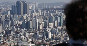  서울 아파트 거래가 급감하며 집값 급등세는 다소 진정됐지만 강남3구(강남·서초·송파) 등 고가 아파트의 &#039;똘똘한 한 채&#039; 쏠림 현상은 가속화하고 있다. 사진은 14일 서울 중구 남산에서 바라본 도심 아파트 단지 모습. /사진=뉴스