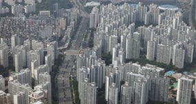 올해 정비사업이 대형건설업체 중심의 수주 양극화가 뚜렷하게 나타났다. 사진은 서울 송파구 롯데월드타워에서 바라본 한강변 아파트 단지. /사진=뉴스