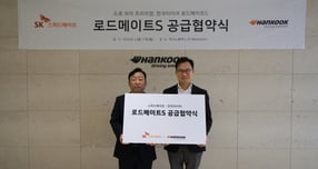 (왼쪽부터) 이용관 한국타이어 한국사업본부장 전무, 안무인 SK스피드메이트 대표이사가 MOU 체결 기념 촬영을 진행하는 모습. /사진=한국타이어
