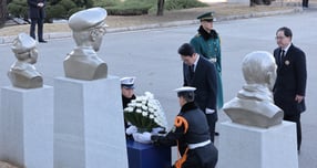 김민석 국무총리가 17일 제86회 순국선열의 날 기념식에서 &quot;순국선열을 한 분이라도 더 찾고 유가족 분들에 대한 지원과 보상을 확대하는 데 힘쓰겠다&quot;고 말했다. 사진은 17일 김민석 국무총리가 서울 노원구 육군사관학교에서 열린 제86회 순국선열의 날 기념식에 앞서 홍범도 장군을 비롯한 독립전쟁 영웅 흉상에 헌화 후 묵념하고 있는 모습. /사진=뉴스