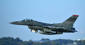 정부가 미국이 주요 동맹국에 대외군사판매(FMS) 방식으로 무기를 판매할 경우 부여하던 비순환비용(NC) 면제 혜택을 폐지로 인한 국방비 증가 우려에 대해 타국에 비해 불리한 대우를 받지 않도록 노력하겠다는 입장을 보였다. 사진은 존 대니얼 케인 미국 합참의장이 탑승한 주한미군 F-16 전투기가 지난 3일 오산기지에서 이륙한 모습. 해당 기사와 직접적인 연관없음. /사진=뉴스1(합동참모본부 제공)