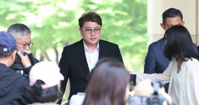 음주 뺑소니 혐의를 받는 트로트 가수 김호중이 이감된 소망교도소에 이목이 집중됐다. 사진은 지난해 음주 운전 뺑소니 등의 혐의로 구속 영장이 청구된 트로트 가수 김호중이 영장실질심사를 받기 위해 서울중앙지방법원으로 들어서는 모습. /사진=스타뉴스