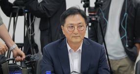 DL이앤씨가 부산 진해신항 공사 현장에서 사망 사고가 발생하자 현장의 모든 작업을 중단하고 공식 사과했다. 사진은 박상신 DL이앤씨 대표이사가 지난 8월 &#039;중대재해 근절을 위한 건설사 간담회&#039;에 참석한 모습. /사진=공동취재단