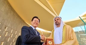 아랍에미리트 국빈 방문한 이재명 대통령이  모하메드 빈 자이드 알 나흐얀 UAE 대통령과 정상회담을 갖고 양국 간 협력 강화 방안을 논의한다. 사진은 지난 17일(현지시각) 이 대통령이 UAE 현충원 와하트 알 카라마를 방문해 디얍 대통령 직속 개발·보훈 사무국 부의장으로부터 기념메달 받고 기념촬영을 하고 있는 모습. /사진=뉴시스(공동취재)