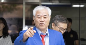 사진은 지난 9월 서울 서초구 서울중앙지법에서 열린 기부금품의모집 및 사용에 관한 법률 위반 혐의 관련 1심 선고 공판에서 벌금 2000만원을 선고 받은 뒤 법원을 나선 전광훈 사랑제일교회 목사. /사진=뉴스