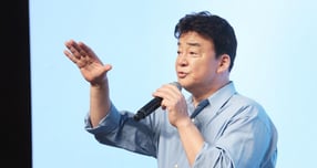 백종원 더본코리아 대표가 방송 중단을 선언한 지 6개월 만에 MBC &#039;남극의 셰프&#039;로 복귀했다. 사진은 백종원 더본코리아 대표가 지난 9월3일 서울 중구 장충동에서 열린 더본코리아 TBK(The Born Korea) 글로벌 B2B 소스 론칭 기자간담회에서 발표하는 모습. /사진=뉴시스