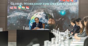 NH농협금융은 11월 17일(월)부터 21일(금)까지 4박 5일간 성과가 우수한 계열사 해외점포 현지 직원들을 대상으로 &#039;2025년 농협금융 해외점포 우수직원 글로벌 워크숍&#039;을 개최한다. 이찬우 회장이 워크숍을 주재하고 있다./사진=농협금융