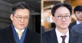 채상병 순직 사건 수사를 방해한 혐의를 받는 김선규(왼쪽), 송창진 전 고위공직자범죄수사처 부장검사가 구속을 면했다. 사진은 김 전 검사와 송 전 검사가 지난 17일 서울 서초구 서울중앙지방법원에서 열린 구속 전 피의자 심문(영장실질심사)을 마친 뒤 법정을 나서고 있는 모습. /사진=뉴시스