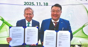 18일 전북 정읍시에 ㈜도시유전과 ㈜우리기술과 합자하여 만든 세계 최초 비연소 저온 촉매분해 &#039;웨이브 정읍(WAVE Jeongeup)&#039; 상용화 플랜트 준공식에서 정영훈 ㈜도시유전 대표(오른쪽), 리차드 패리스 영국 사비엔 그룹 회장이 전략적 제휴계약(PSA) 계약식을 진행하고 있다. /사진=㈜도시유전