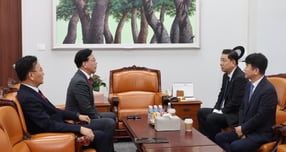 여야 원내지도부가 검찰의 항소 포기와 관련해 국정조사 방식을 놓고 재협상을 진행한다. 사진은 지난 11일 김병기 더불어민주당 원내대표, 송언석 국민의힘 원내대표 등 여야 원내대표단이 서울 여의도 국회에서 회동을 하고 있는 모습. /사진=뉴시스