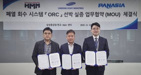 17일 삼성중공업 판교R&amp;D센터에서 진행된 ‘ORC 폐열회수발전시스템 선박 실증 업무협약식’에서 김민강 HMM 해사실장(가운데)과 이호기 삼성중공업 친환경연구센터장(왼쪽), 이민걸 파나시아 대표이사가 기념촬영을 하고 있다. /사진=HMM