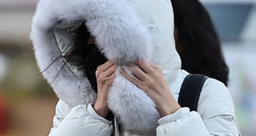 전국 대부분 지역 아침 기온이 영하권인 가운데 빙판길 낙상사고 등을 막기 위한 안전수칙을 알려주겠다. 사진은 아침 기온이 전날보다 5~10도 가량 큰 폭으로 떨어져 추운 날씨를 보인 18일 오전 서울 종로구 광화문네거리에서 두터운 옷차림을 한 시민이 발걸음을 옮기고 있는 모습. /사진=뉴스