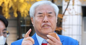 서울서부지법 폭력 난동 사태 배후로 지목돼 온 전광훈 사랑제일교회 목사가 경찰 조사를 받고 있다. 사진은 전 목사가 18일 오전 피의자 신분으로 조사를 받기 위해 서울경찰청에 출석하며 입장을 밝히고 있는 모습. /사진=뉴스