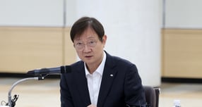 이찬진 금융감독원장이 14일 서울 여의도 KB국민은행 여의도영업부를 방문해 보이스피싱 피해 예방을 위한 오픈뱅킹 안심차단서비스 관련 간담회를 하고 있다./사진=뉴시스