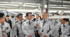 김민석 국무총리(가운데)와 정의선 현대차그룹 회장이 14일 기아 화성 EVO 플랜트 East 준공식 및 West 기공식에 참석해 생산 현장을 둘러보고 있는 모습. /사진=현대차