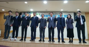  18일 서울 여의도 국회의원회관 제2소회의실에서 열린 정책 토론화 &#039;석유 유통 시장 개선 방안, 알뜰 주유소 정책의 한계와 과제&#039; 행사 참가자들이 단체 사진을 찍고 있다. /사진=지선우 기자