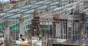 원·달러 환율이 1400원대 후반으로 치솟으며 건설용 수입 중간재 가격이 오르고 있다. 고환율이 장기화될 경우 업계 전반의 비용 압박은 불가피할 전망이다. 사진은 이날 서울 시내 한 아파트 건설현장에서 근로자들이 작업하는 모습. /사진=뉴스