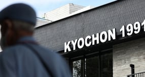 교촌에프엔비가 18일 불거진 치킨메뉴 가격 인상 논란에 대해 &quot;점주의 자율적인 결정에 의한 이중가격제이며 본사 방침의 인상이 아니니 혼란이 없으시길 바란다&quot;고 강조했다. 사진은 서울 소재 교촌치킨 매장의 모습. /사진=뉴시스