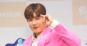 학교 폭력 논란에 휩싸였던 가수 진해성이 폭로자 A씨를 상대로 제기한 손해배상소송에서 패소한 사실이 뒤늦게 확인됐다.사진은 지난 2023년 5월 온라인으로 진행된 TV조선 예능 &#039;트랄랄라 브라더스&#039; 제작발표회에 참석한 가수 진해성. /사진=TV조선 제공