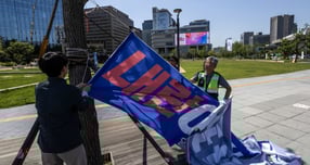 행정안전부가 18일부터 옥외광고물법 금지광고물 적용 가이드라인을 마련해 시행한다고 밝혔다. 사진은 지난 6월4일 서울 종로구 광화문 거리에서 종로구청 관계자들이 선거 현수막을 철거하는 모습. /사진=뉴시스