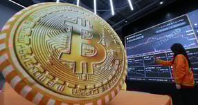 블룸버그통신이 한국 및 일본 증시의 급락과 유럽 증시 선물 하락의 원인은 비트코인의 폭락이라고 18일 보도했다. 사진은 이날 서울 강남구 빗썸라운지의 전광판. /사진=뉴시스