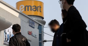 이마트가 18일 특정경제범죄가중처벌 등에 관한 법률 위반(배임) 혐의로 미등기 임원 이모 씨에 대한 고소장을 수사 기관에 제출했다. /사진=뉴스