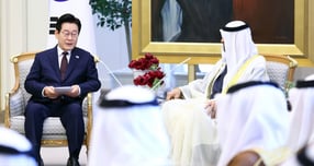 이재명 대통령과 모하메드 빈 자이드 알 나하얀 아랍에미리트(UAE) 대통령의 첫 정상회담이 종료됐다. 사진은 아랍에미리트(UAE)를 국빈 방문 중인 이 대통령(왼쪽)이 18일(현지시각) 아부다비 카사르 알 와탄 대통령궁에서 열린 모하메드 빈 자이드 알 나하얀 UAE 대통령과 확대 정상회담에서 발언한 모습. /사진=뉴시스 