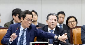 김은혜 국민의힘 의원과 김용범 대통령실 정책실장이 국회 운영위원회에서 가족이 언급되자 충돌한 모습을 보였다. 사진은 18일 서울 여의도 국회에서 열린 제429회국회(정기회) 운영위원회 제5차 전체회의에서 김 실장(오른쪽)이 김 의원 질의에 반발하자 우상호 정무수석이 말린 모습. /사진=뉴스