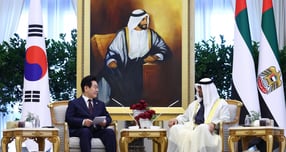 이재명 대통령이 모하메드 빈 자이드 알 나하얀 아랍에미리트(UAE) 대통령과 18일(현지시각) UAE 수도 아부다비 대통령궁에서 정상회담을 가졌다. 사진은 아랍에미리트(UAE)를 국빈 방문 중인 이 대통령(왼쪽)이 18일(현지시각) 아부다비 카사르 알 와탄 대통령궁에서 모하메드 빈 자이드 알 나하얀 UAE 대통령과 확대 정상회담을 한 모습. /사진=뉴시스