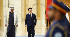 한국과 아랍에미리트(UAE)가 MOU(양해각서) 7건을 체결했다. 사진은 아랍에미리트(UAE)를 국빈 방문 중인 이재명 대통령(오른쪽)이 18일(현지시각) 아부다비 카사르 알 와탄 대통령궁에서 열린 공식 환영식에서 모하메드 빈 자이드 알 나하얀 UAE 대통령과 의장대를 사열한 모습. /사진=뉴시스