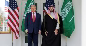 사우디 왕세자, 트럼프와 회담 후… "투자액 1조달러로 늘릴 것"