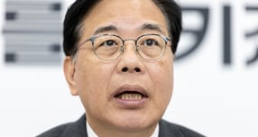 송언석 국민의힘 원내대표가 지난 18일 국회 운영위원회 전체회의에서 야당 의원과 고성 공방을 벌인 김용범 대통령실 정책실장에 대해 &quot;안하무인&quot;이라고 밝혔다. 사진은 지난 18일 송 원내대표가 서울 여의도 국회에서 현안 관련 기자간담회를 하는 모습. /사진=뉴스