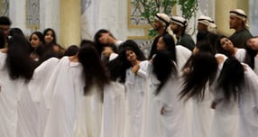 이재명 대통령이 아랍에미리트(UAE)를 국빈 방문한 가운데 18일(현지시간) 아부다비 대통령궁에서 열린 공식 환영식에서 UAE 전통 의식인 &#039;알 아얄라(Al-Ayyala)&#039;가 소개되며 관심을 모았다.사진은 지난 5월 트럼프 대통령이 아랍에미리트(UAE) 수도 아부다비를 방문한 당시 알 아얄라가 펼쳐진 모습. /사진=로이터