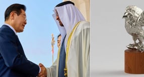 이재명 대통령이 한국-아랍에미리트(UAE) 정상회담 후 모하메드 빈 자이드 알 나하얀 UAE 대통령에게 지도자의 통찰, 국민을 향한 헌신 그리고 미래로 나아가는 비전이 담긴 팔콘(매) 조형물을 선물했다.사진은 지난 18일(현지시각) 이 대통령이 UAE 아부다비 카사르 알 와탄 대통령궁에서 열린 공식 환영식에서 모하메드 UAE 대통령과 악수하는 모습과 이 대통령이 모하메드 UAE 대통령에게 선물한 팔콘 조형물. /사진=뉴시스(공동취재), 대통령실 제공