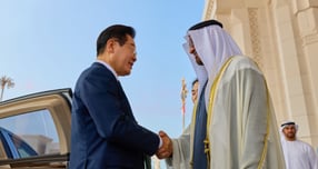 한국과 아랍에미리트(UAE)가 &#039;100년 동행을 위한 새로운 도약&#039; 공동선언문을 채택했다. 사진은 지난 18일(현지시각) 이재명 대통령이 UAE 아부다비 카사르 알 와탄 대통령궁에서 열린 공식 환영식에서 무함마드 빈 자이드 알 나흐얀 UAE 대통령과 악수하는 모습. /사진=뉴시스(공동취재)