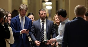 미국 하원에서 통과된 엡스타인 파일 공개 법안이 미 상원에서도 가결돼 도널드 트럼프 미국 대통령 최종서명만 남았다. 사진은 지난 18일(현지시각) 미국 워싱턴D.C 미 국회의사당에서 마크웨인 멀린 미 공화당 상원의원이 엡스타인 파일 공개 법안 통과 후 기자들과 대화한 모습. /사진=로이터 