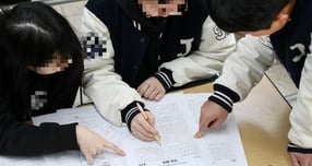 서울 공립 일반고인 광남고등학교에서 지난해에 이어 2년 연속 만점자가 나왔다. 사진은 기사의 이해를 돕기 위함. 지난 14일 오전 대구 수성구 정화여고에서 고3 수험생들이 담임교사와 함께 전날 치른 2026학년도 대학수학능력시험(수능) 가채점을 하고 있는 모습. /사진=뉴스