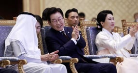  이재명 대통령은 UAE 국빈 방문 마지막날인 19일(이하 현지시각) 한-UAE 비즈니스 라운드 테이블에 참석한다. 사진은 지난 18일(현지시각) 이 대통령과 김혜경 여사가 UAE  대통령궁에서 열린 &#039;문화, UAE와 한국을 잇다&#039; 한-UAE 문화교류 행사에 참석해 나얀 빈 무바라크 알 나흐얀 UAE 관용공존부 장관과 공연을 보며 박수치는 모습. /사진=뉴시스